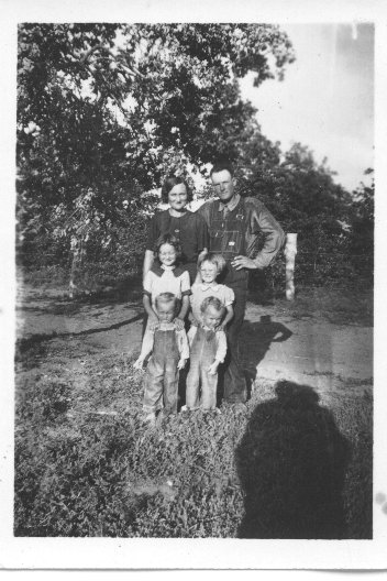 Sylvia_Family.jpg (55035 bytes)