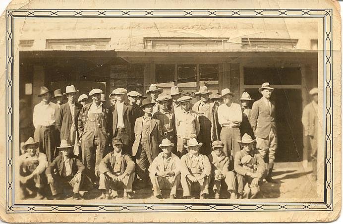 elmorecitytownspeople2.JPG (91055 bytes)