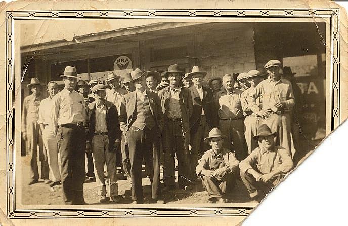 elmorecitytownspeople3.JPG (82234 bytes)