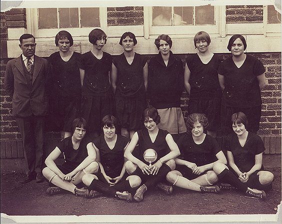 lindsay1.jpg (81564 bytes)