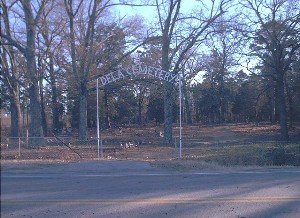 Dela cemetery entrance